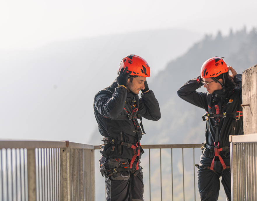 corsi per addetti alla movimentazione tecnica: lavoro su funi, DPI 3^ categoria, ambienti confinati. Addetti ITS Engineering al lavoro