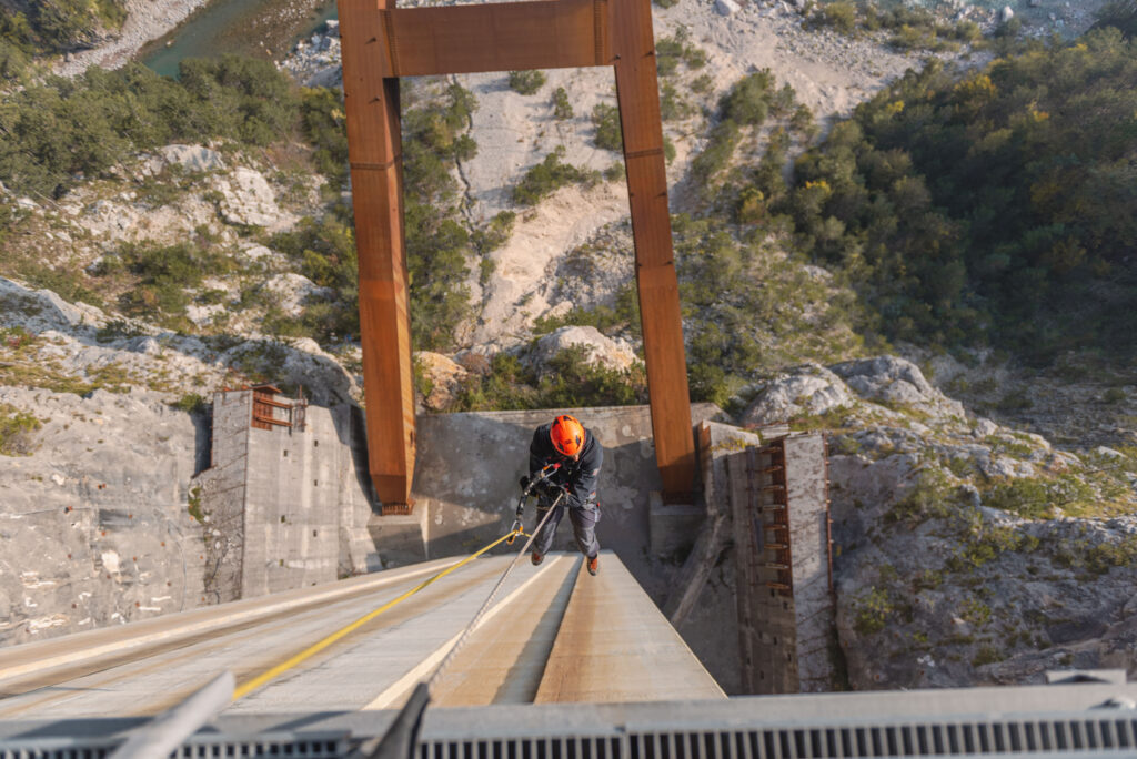 corso per ispettore di ponti, addetto che si cala con la fune per fare il controllo di un ponte